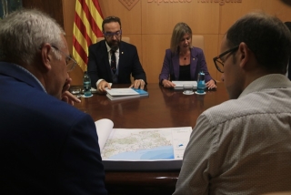 El conseller de Territori, Juli Fernàndez, durant la reunió per tractar el pla zonal de la xarxa local de carreteres al Palau de la Diputació de Tarragona