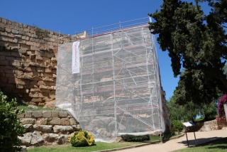 Imatge de la Torre de Minerva, a la muralla romana de Tarragona, coberta per la bastida i les obres de restauració paralitzades