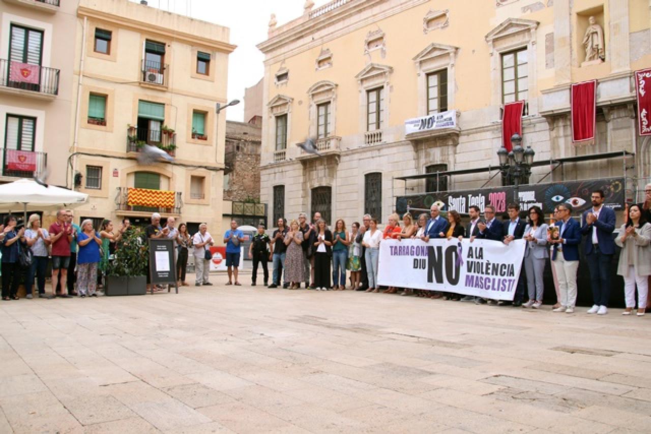 La consellera d&#039;Igualtat i Feminismes, Tània Verge, acompanyada de l&#039;alcalde de Tarragona, Rubén Viñuales, entre altres autoritats, al minut de silenci per condemnar la mort d&#039;una dona presumptament per la seva parella