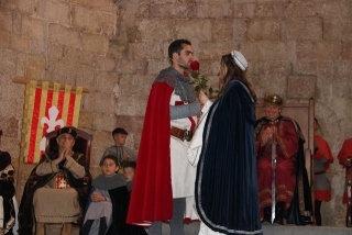 Espectacle de l&#039;entrega de la rosa, representada dins l&#039;església de Sant Francesc per pluja, en el marc de la 35a edició de la Setmana Medieval de Montblanc
