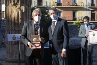 L’alcalde de Tarragona, Pau Ricomà, ha lliurat aquest divenres la medalla de la ciutat 2021 al president del Gremi de Pagesos de Sant Llorenç i Sant Isidre, Raul Font