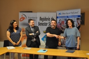 Representants de La Caixa, l&#039;Ajuntament de Torredembarra i la Fundació Onada van signar el conveni de col·laboració.