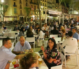 Imatge d&#039;arxiu d&#039;algunes terrasses de la plaça de la Font a Tarragona