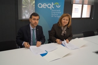 Imatge del director general de la companyia, Carlos Arola, i de la directora general de l&#039;AEQT, Teresa Pallarés, firmant l&#039;acord