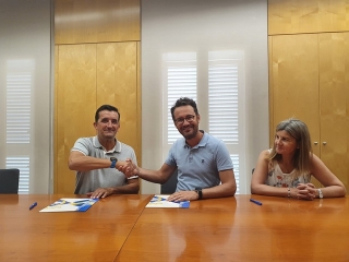 L&#039;alcalde de Vila-seca, Pere Segura, i el gerent del complex del parc aquàtic Aquopolis Costa Daurada, Josep M. Claver, han signat l&#039;acord de col·laboració