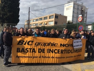Treballadors de Bic Graphic concentrats a la planta de Tarragona, el passat 8 de febrer