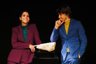 Pau Ferran i Bàrbara Roig interpreten &#039;Lot 5 6 Pedra&#039;, que parteix del robatori d&#039;una llamborda de la plaça del Mercadal, el 2021
