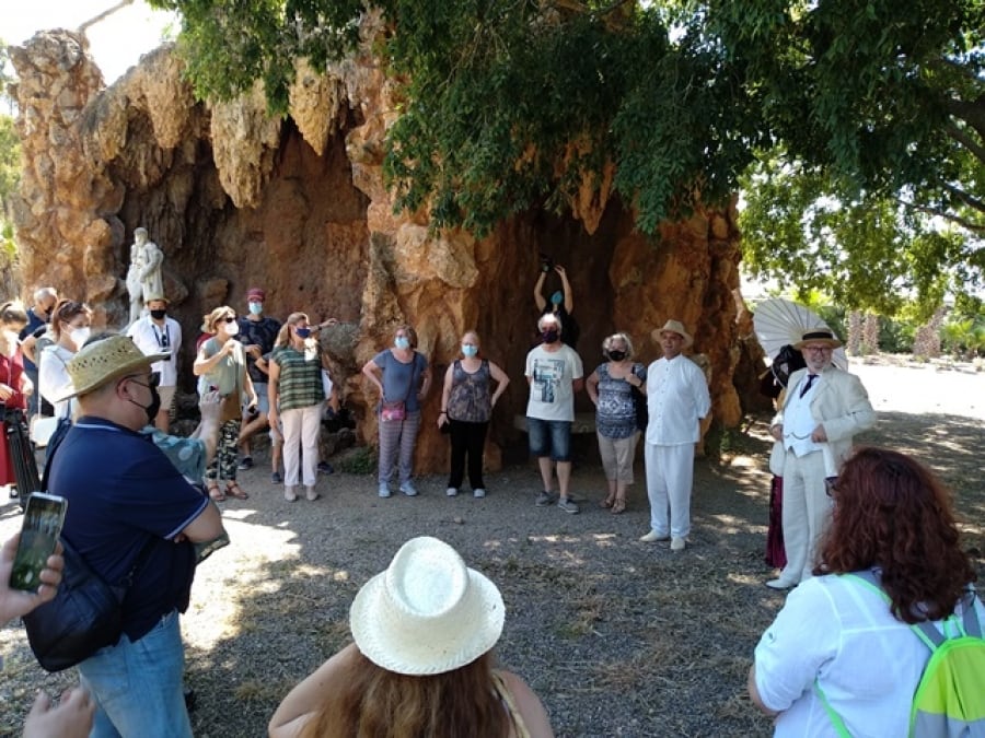Acte de descobriment de la nova placa que acredita el Parc Samà com a membre de l&#039;Itinerari Cultural Europeu de Jardins Històrics, amb la presència de l&#039;alcaldessa de Cambrils, Camí Mendoza, entre altres autoritats