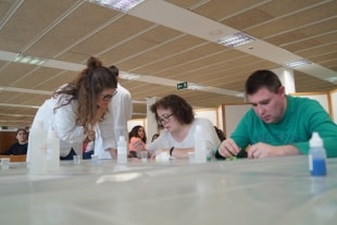 Residents de la Llar Residència Tarragona de la Fundació Pere Mata van participar en l&#039;últim taller sobre la química.