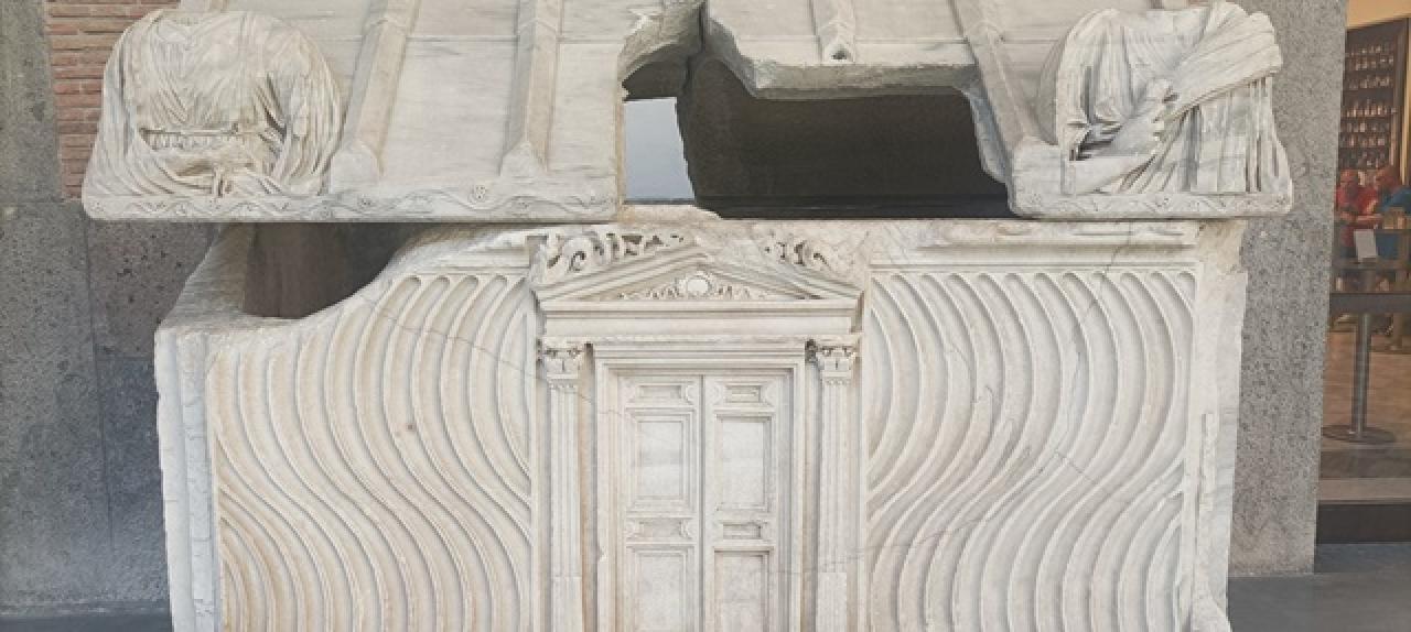 Sarcòfag romà del segle IIdC on es representa la porta entreoberta de l&#039;Hades