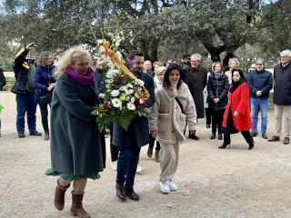 L&#039;alcalde de Tarragona, Rubén Viñuales, fent l&#039;ofrena floral al monòlit de Blas Infante, acompanyat de les consellers Sandra Ramos i Sonia Orts