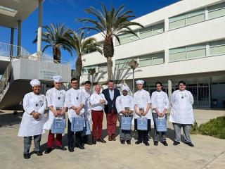 El reconegut cuiner Carles Gaig amb els vuit semifinalistes del concurs de cuina de galera de Cambrils