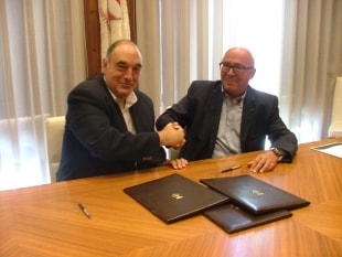 El president de Vallsgenera, Joan Carles Solé, i el president de SECOT Tarragona, Joan Veciana, han signat el conveni de col·laboració.
