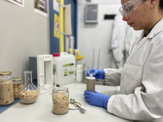Una investigadora treballant al laboratori amb residus lignocel·lulòsics