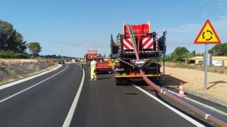 Imatge d&#039;una actuació per adequar canalitzacions de fibra òptica en una carretera de Nulles (Alt Camp) per part de la Diputació de Tarragona