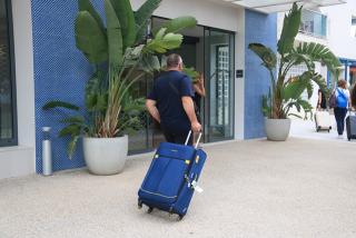 Un turista es dirigeix a la recepció de l&#039;Hotel Blaumar de Salou