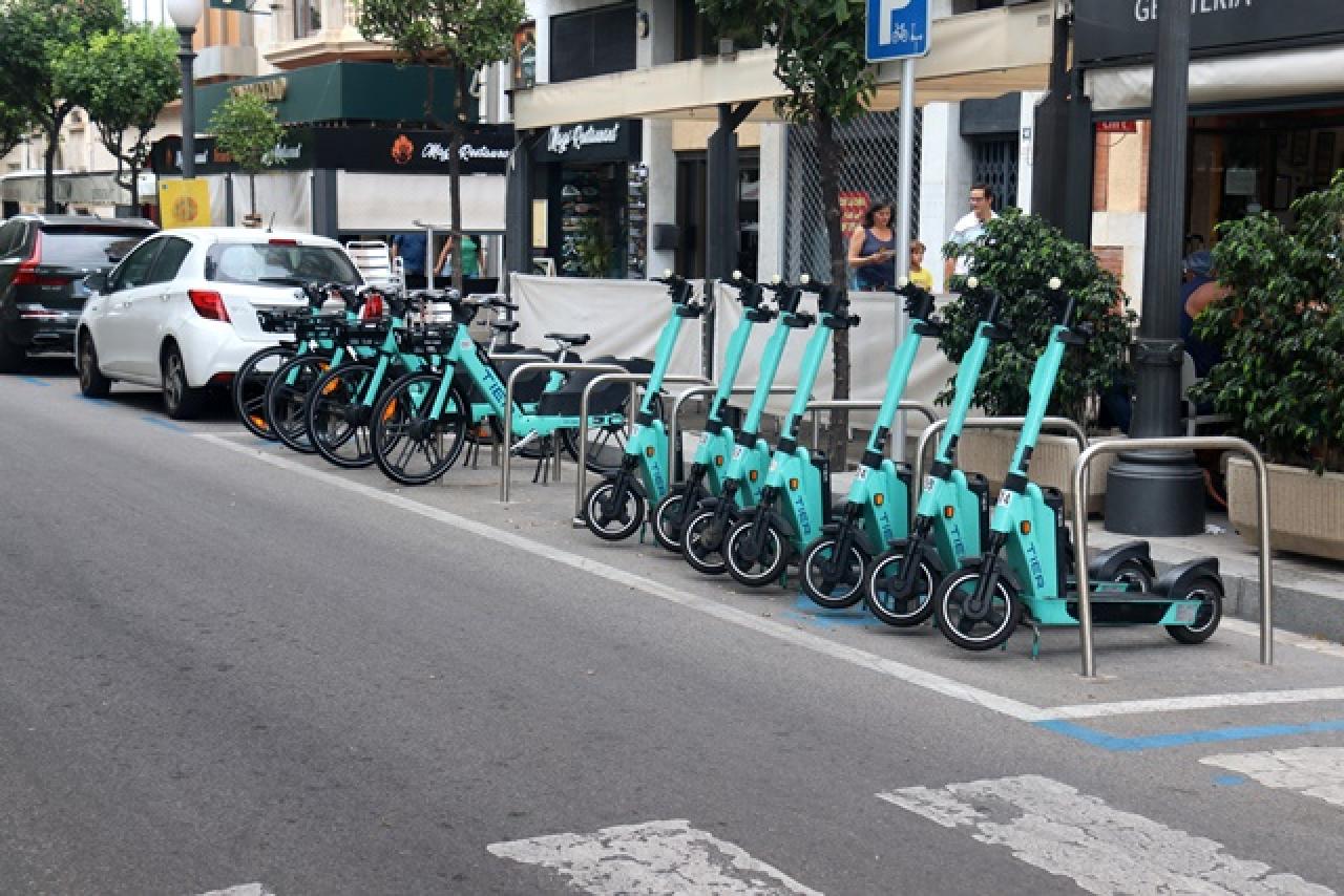 Un dels aparcaments de patinets i bicicletes elèctriques que l&#039;empresa Tier Mobility ha instal·lat a la Rambla Nova de Tarragona