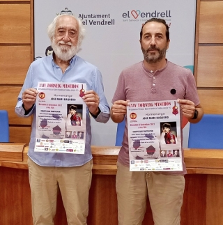El president de la Penya Barcelonista de Coma-ruga, Josep Maldonado, i el regidor d&#039;Esports del Vendrell, Rubén Gràcia, mostren el cartell d&#039;aquesta edició