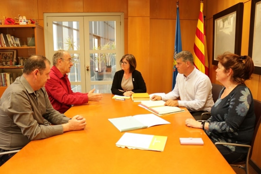 Imatge de la cessió de la documentació formalitzada el passat mes de maig entre la família Vidal-Barraquer i l&#039;Ajuntament de Cambrils