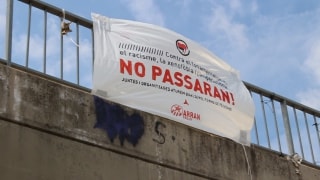 Arran Valls ha penjat pancartes arreu de la vila per reivindicar la seva oposició al racisme i la xenofòbia