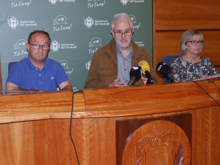 L&#039;alcalde del Vendrell, Martí Carnicer (PSC),-al centre-, amb Eva Serramià (PDeCAT) i el regidor no adscrit Josep Marrassé