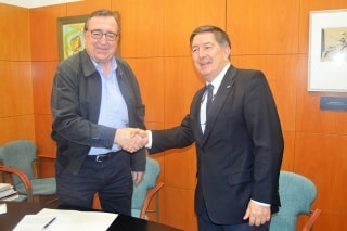 Joan Josep Marca, -a l&#039;esquerra-, amb el rector de la URV, Josep Anton Ferré, després de signar el conveni entre la URV i la Fundació Privada Mútua Catalana 