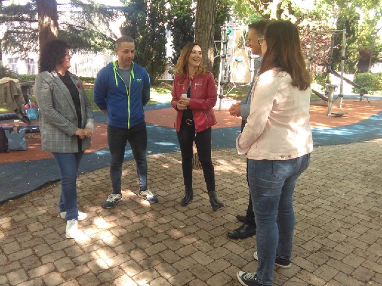 La candidata socialista, Sandra Guaita, conversant amb membres de la llista, al Parc de Sant Jordi de Reus