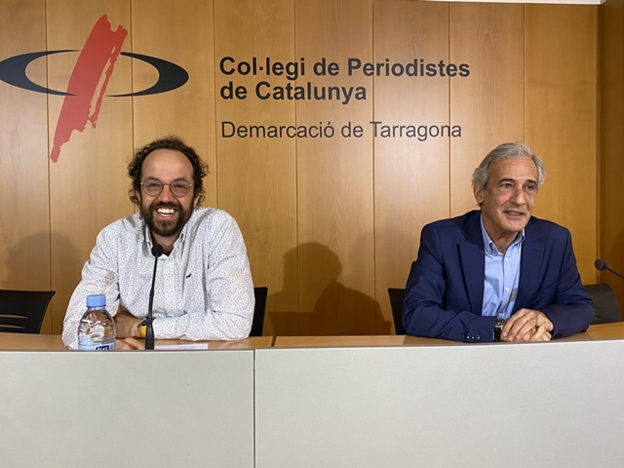 El president de la Demarcació de Tarragona del Col·legi de Periodistes, Esteve Giralt, i el responsable de Comunicació i de Relacions Externes de Repsol a Tarragona, Josep Bertran, han presentat el cicle