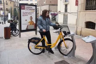 Una persona utilitzant La Ganxeta, el sistema públic de bicicleta compartida a Reus