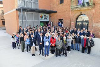 Foto grupal de l&#039;alcalde Sergi Pedret amb les persones assistents a l&#039;acte d&#039;inauguració del nou centre de les Escoles Velles 