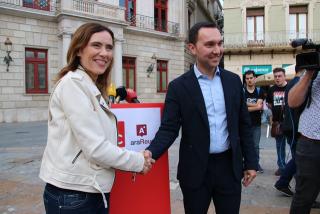 La cap de llista del PSC, Sandra Guaita, i el candidat d&#039;Ara Reus, Daniel Rubio, donant-se la mà després d&#039;anunciar el pacte de govern a l&#039;Ajuntament de Reus