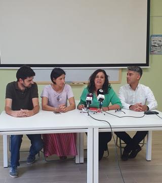 Jordi Molinera i Alba Muntadas (L&#039;EIA-ERC), -a l&#039;esquerra de la imatge- i Eva Martínez i Tomàs Serra (Junts), han presentat el nou cartipàs municipal a les antigues escoles Teresa Manero