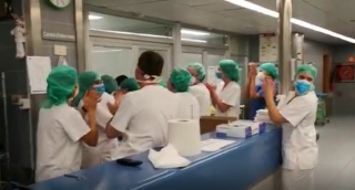 Imatges de personal de l&#039;UCI de l&#039;Hospital de Santa Tecla de Tarragona aplaudint després que s&#039;hagi extubat el primer pacient amb coronavirus al centre