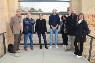 Els regidors i les regidores del grup municipal d&#039;ERC a l&#039;Ajuntament de Tarragona, amb l&#039;exregidor Hermán Pinedo, a la porta del Fortí de Sant Jordi