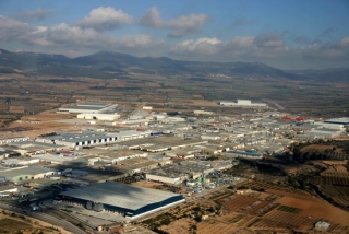 Vista aèria del polígon industrial de Valls i de muntanyes al fons, en una imatge d&#039;arxiu