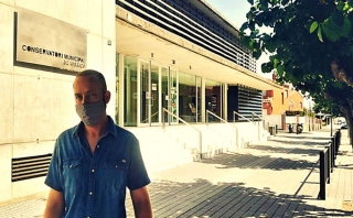 El portaveu dels comuns a Vila-seca, Mario Téllez, davant el Conservatori de Vila-seca