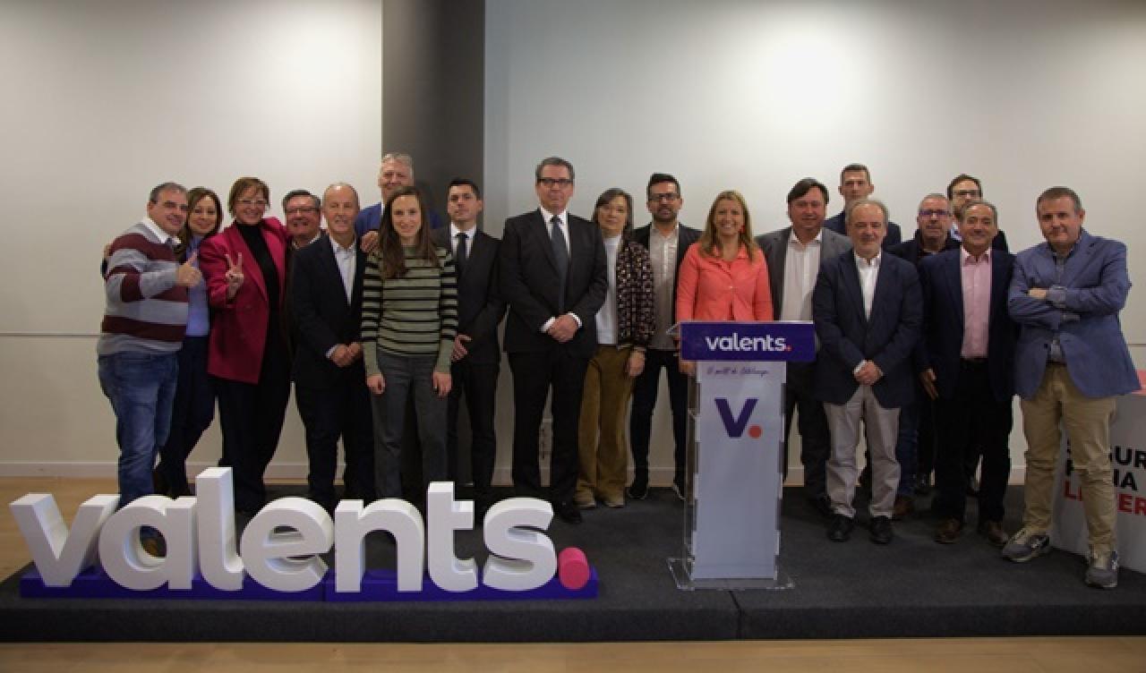 Foto de grup amb els 12 primers candidats de Valents presentats a la demarcació de Tarragona