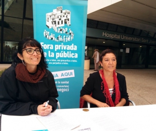 Les regidores de la CUP, Marta Llorens i Mariona Quadrada, van atendre els mitjans a l&#039;entrada de l&#039;hospital de Sant Joan.
