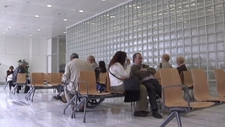 Pacients esperant-se en un CAP per a ser atesos pel metge de família