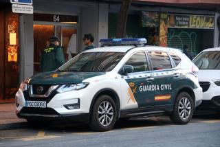 Dos agents de la Guàrdia Civil en l&#039;operatiu conjunt amb els Mossos d&#039;Esquadra en un domicili del carrer Ramon y Cajal de Tarragona