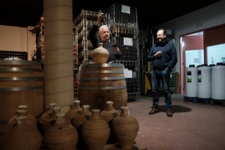 Fernando Zamora extreu vi de la gerra per fer-ne una primera anàlisi sensorial, amb Jordi Diloli al costat