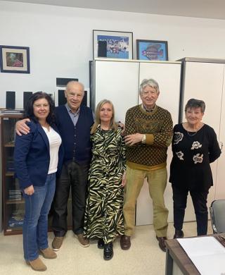 La gerent de L&#039;Arc Serveis, Jerusalem Torra, amb membres de la junta del Club de pensionistes de la Casa del Mar de Tarragona