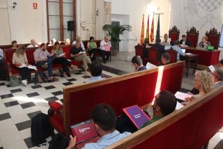 Imatge dels consellers i conselleres de l&#039;Ajuntament de Tarragona, en sessió plenària de la sala d&#039;actes del consistori