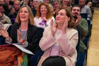 En primer terme, Jéssica Albiach, presidenta d’En Comú Podem, i Ada Colau, alcaldessa de Barcelona, i en segon terme, el candidat d&#039;ECP a Tarragona, Jordi Collado