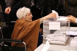 Una dona gran diposita el vot a l&#039;urna a l&#039;Escola industrial, el 21 de desembre de 2017 