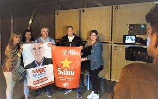 El candidat de Sempre Salou, Marc Montagut, mostra uns cartells de la campanya