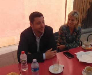 El candidat del PSC a l&#039;alcaldia de Tarragona, Rubén Viñuales, amb la número 2 de la llista, Montse Adan, a l&#039;esmorzar informatiu amb els mitjans del territori 