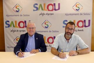 L&#039;alcalde de Salou, Pere Granados (Sumem per Salou-PSC), signant l&#039;acord de govern amb el portaveu d&#039;ERC, Sebastià Domínguez