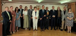 Foto de grup amb l&#039;alcalde de Constantí, Óscar Sánchez, amb la resta de regidors i regidores electes de la corporació municipal