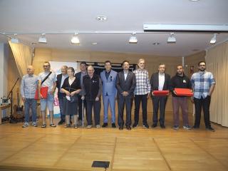 L&#039;alcalde de Cambrils, Oliver Klein, amb els representants de les entitats i empreses homenatjades durant el pregó de la Fira Multisectorial